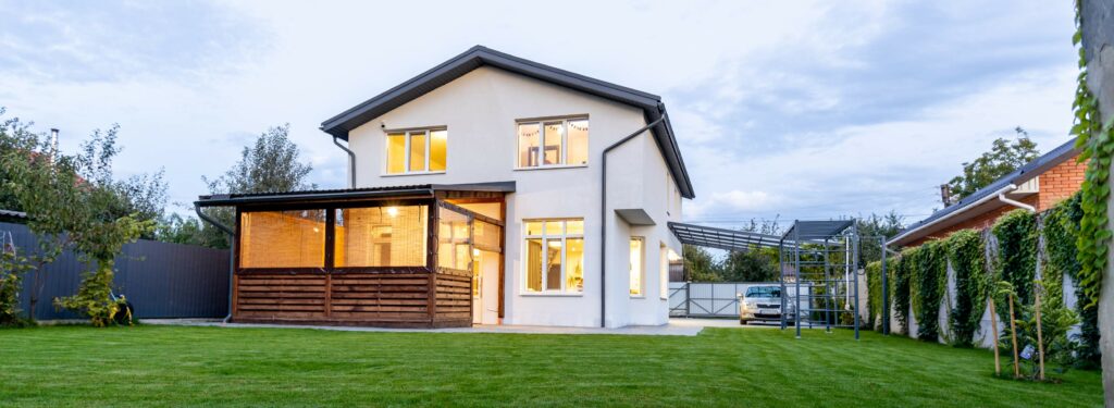 Modernes Haus mit Garten und Rasenfläche