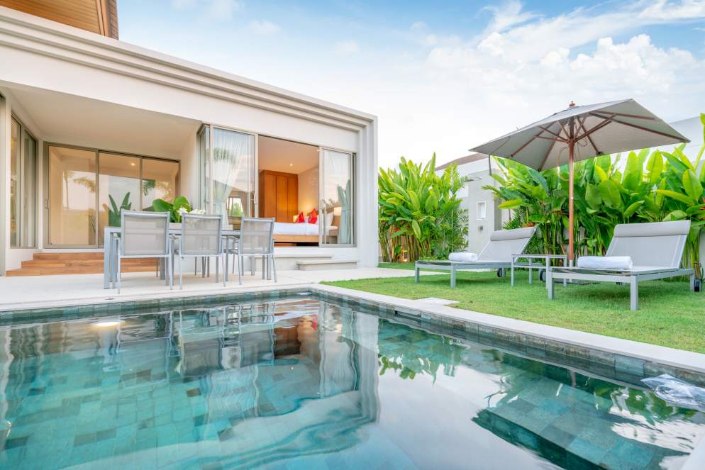 Pool mit Poolterrasse und Garten