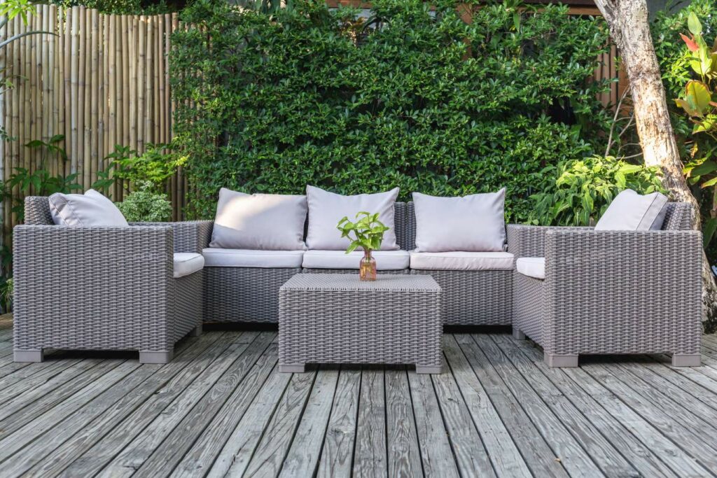 Terrasse mit Gartenmöbeln