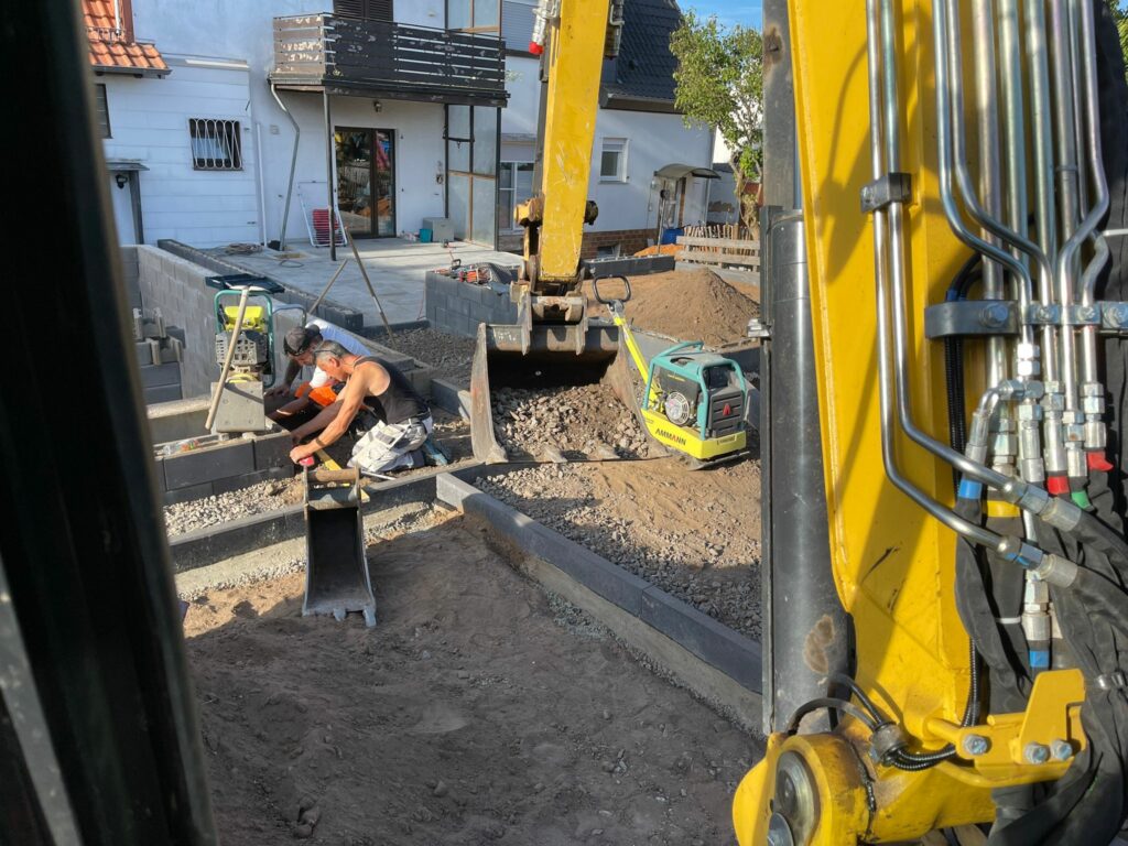 Erdarbeiten mit Bagger auf einer Baustelle von GaLaBau Jung im Saarland