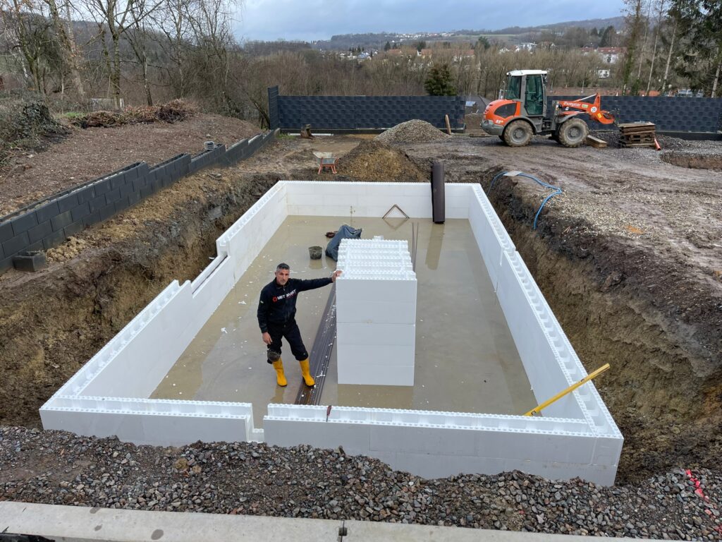 Pool im Styroporstein-System im Bau – GaLaBau Thorsten Jung, Saarland