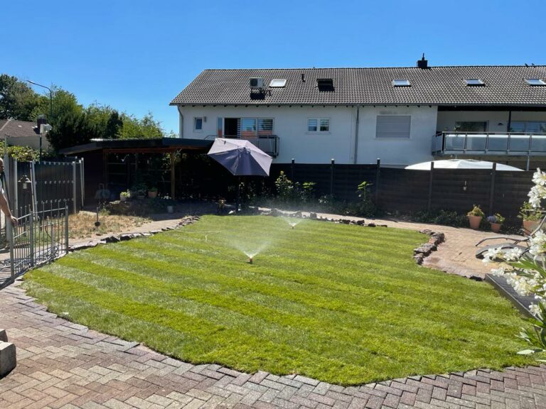Fertig angelegter Rasen mit Bewässerung – Gartenneuanlage